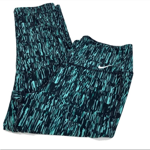 Nike medium work out capris - Picture 1 of 6